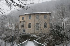 13. Centrale idroelettrica Seladi, lato strada (sinistra) e lato torrente Agno (destra (1)