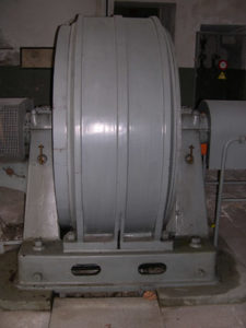 8. Generatore della turbina originale, costruito dalla ditta Tecnomasio Italiano Brown Boveri (TIBB) di Milano (1)