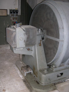 8. Generatore della turbina originale, costruito dalla ditta Tecnomasio Italiano Brown Boveri (TIBB) di Milano (2)