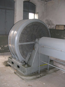 8. Generatore della turbina originale, costruito dalla ditta Tecnomasio Italiano Brown Boveri (TIBB) di Milano (4)